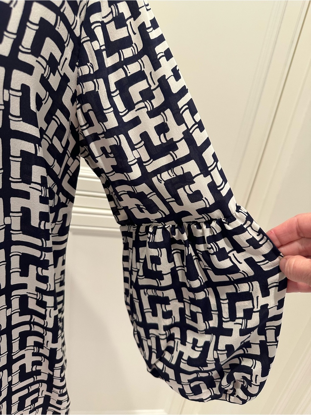 Lilly Pulitzer Navy & ivory Geometric Scoop Neck Blouse - Picture 2 of 7